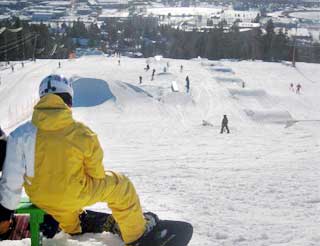 A-PARK: Terrengparken til Drammen Skisenter kan by p� fire hopp og 13 rails.