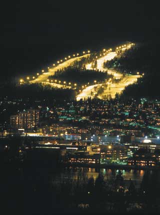 KVELDSKJ�RING: Alpinbakken ligger bare 10 minutter unna togstasjonen i Drammen, og busser korresponderer med toget fra Oslo, Sandvika og Asker.