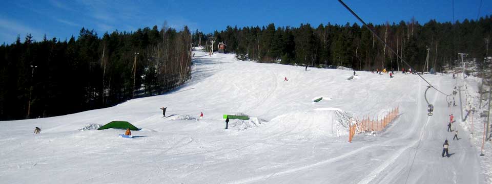 FIRE NEDFARTER: Den lengste er 1700 meter og bl�, men anlegget har ogs� en svart l�ype p� 700 meter.