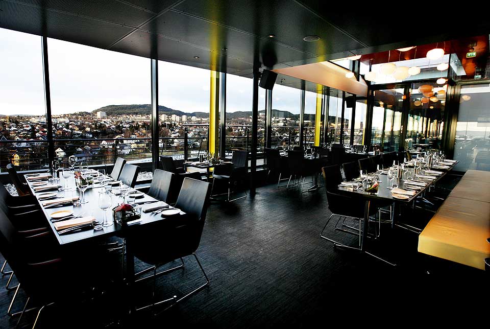 H�YT OVER �KERN: Petter Stordalens relativt ny�pnede hotell har en asiatiskinspirert restaurant i niende etasje, med god utsikt til et omr�de som ikke st�r i turistbrosjyrene. Maten er s� god at gjestene ikke trenger � dra til byen for � spise.