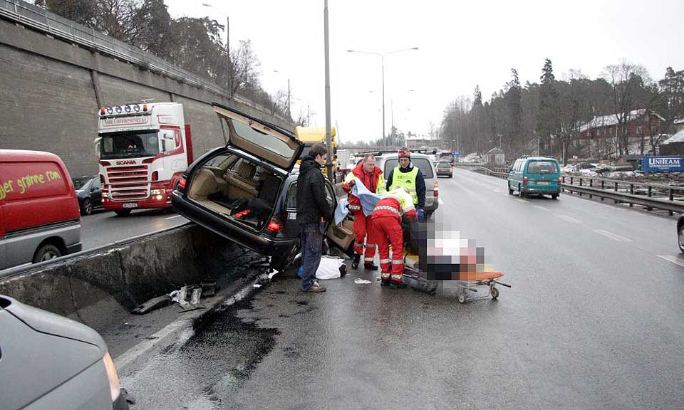 HAVNET P� MIDTRABATTEN: Sj�f�ren p� 62 �r ble alvorlig skadd da taxien han kj�rte, krasjet med midtrabatten p� E18 ved Sandvika utenfor Oslo.