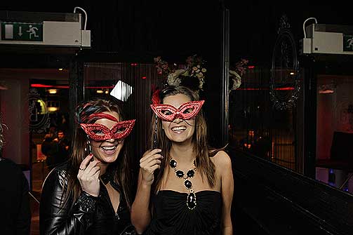 MASKERTE Ida Marie Fresland (22) og Vanja Christensen (24).