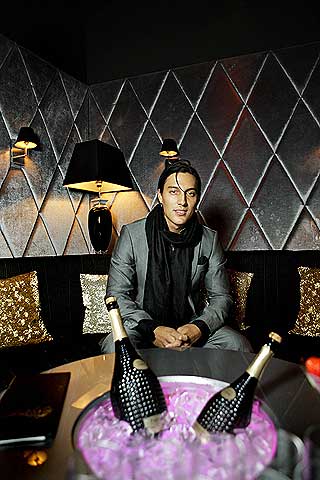 VARTER: - Vi serverer av og til kanapeer ved stengetid, sier klubbmanager Sebastian M�ller Gordon (26).