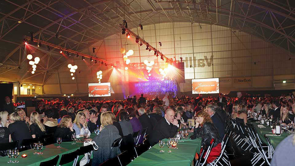OVER 3000 GJESTER: Mens underholdningen dundret fra scenen, satt folk og lurte p� hvorfor det ikke var �l og vin � f� p� julegallaen i Vallhall.