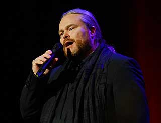 VAR PÅ SCENEN: Rein Alexander. - Jeg kjenner ikke til forholdene du beskriver, sier hans manager Morten Andreassen til Dagbladet i kveld. - Vi har kun en artistleverandørrolle i dette arrangementet, en avtale om å opptre er
også en forpliktelse til å opptre, og det forholder vi og artistene
oss til. De har levert 8 gode show og da er det trist når de blir
identifisert med forhold de ikke kan påvirke, sier Andreassen.