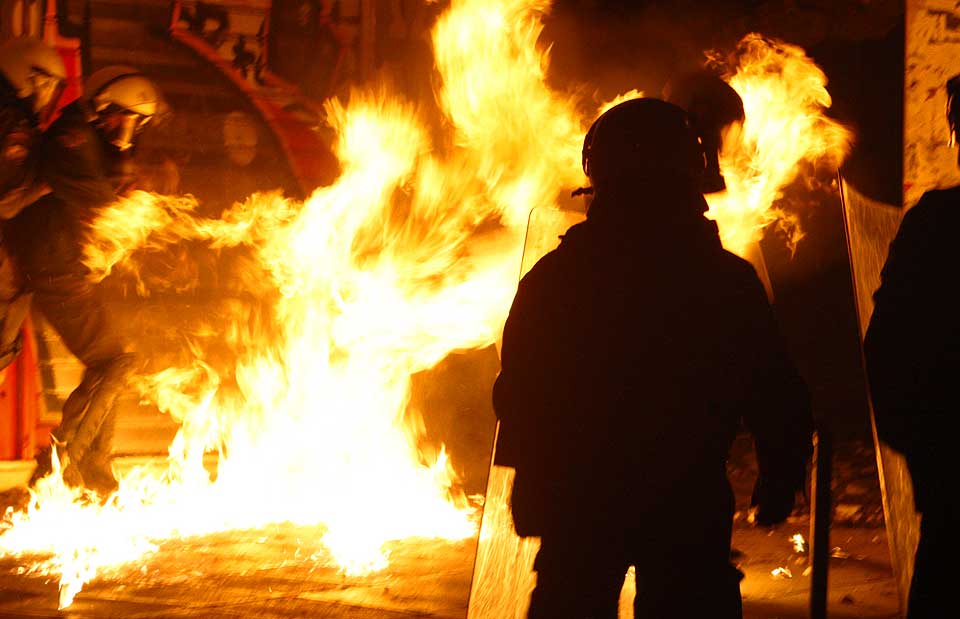 FULL FYR: Rasende demonstranter gikk mot nasjonalforsamlingen i Aten.