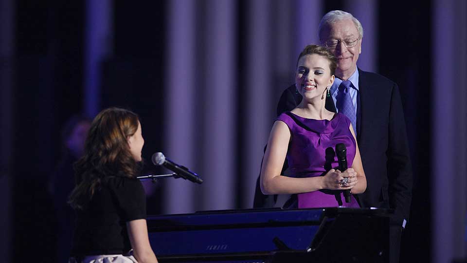 GOD TONE: B�de fra Marit Larsens piano, og mellom musikeren og Scarlett Johansson i Oslo Spektrum i kveld. Sistnevntes stemme var noe rusten, men kom seg betraktelig etter hvert som kvelden skred fram. Foto: EIRIK HELLAND URKE / DAGBLADET