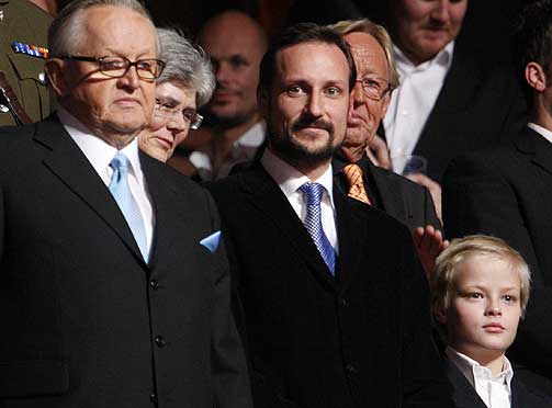 VINNEREN: Martti Ahtisaari (71) p� hedersplass, her sammen med Kronprins Haakon Magnus (35) og lille Marius.