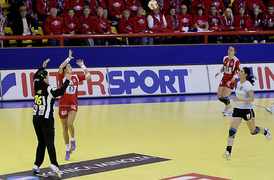 N�R STJERNESMELL: Med fullt fokus p� ballen er det lite som skiller Linn-Kristin Riegelhuth fra � kollidere skikkelig med Luminita Dinu her. Hva som videre skjedde, kan du se i bildeserien nedover siden.