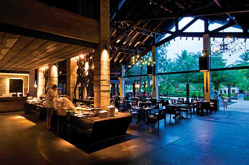 BUFFET: Hotellfrokosten inntas i et nydelig lokale som ligger delvis under tak og delvis under �pen himmel.