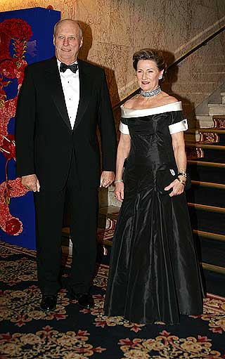 P� BANKETTEN: Kong Harald og dronning Sonja.