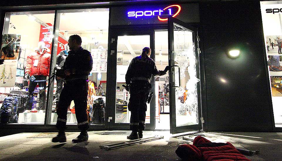 BIL SOM RAMBUKK:  Foran �ynene p� et sjokkert vitne kj�rte innbruddstyvene inn inngangsd�ra.