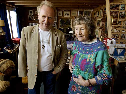 BES�KTE MOREN HVER DAG: Jo Vestly s� for flere �r siden at moren forandret seg og skj�nte at hun hadde f�tt Alzheimers. Her er de sammen i forbindelse med med at hun i 2003 ga ut sin f�rste voksenbok, 83 �r gammel.