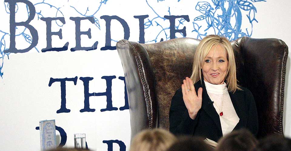 LESTE H�YT: J.K. Rowling leste h�yt fra sin nye bok for utvalgte skoleelever i Edinburgh p� lanseringsdagen 4. november. Boka er allerede en bestselger, b�de i Norge og Storbritannia.