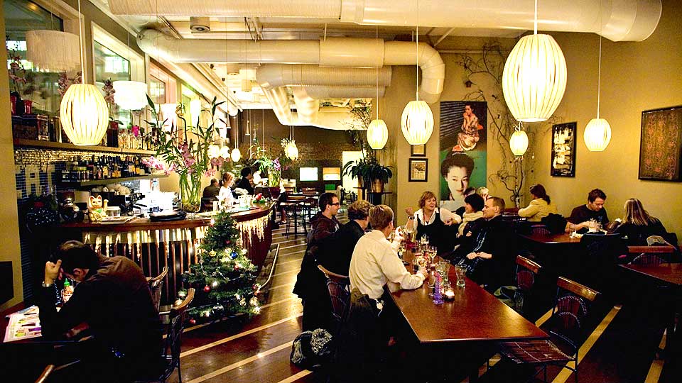 BISMAK: Robinson & Fredag valgte � st� over desserten etter at Robinson fant en tr�d fra en oppvaskb�rste i sausen.