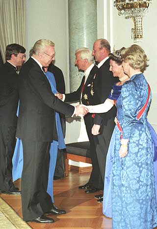 M�TTE KONGEN OG DRONNINGA: Dronning Sonja hilser p� Horst Tappert (t.v.) under statsbes�k i Tyskland i 1994.