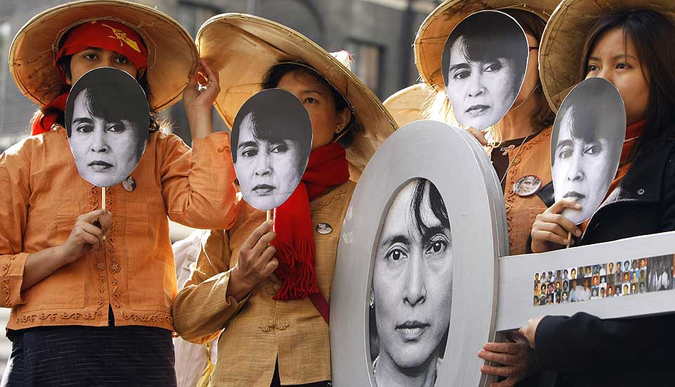 KNEBLES: Milit�rregimet i Burma har de siste ukene igjen sl�tt voldsomt til mot opposisjonelle. N� krever Bondevik og Jagland, sammen med over hundre andre tidligere presidenter og statsministre, at Sikkerhetsr�det m� handle.