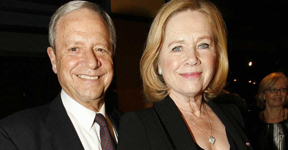 P� VEI TIL FEST: Liv Ullmann og mannen Donald Saunders p� vei inn til hennes 70-�rsfeiring p� Filmens Hus i dag.