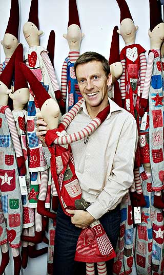 Nisseekspert: Butikksjef Trond Kinn reiser rundt p� enorme julemesser for �velger ut julenisser og engler til Norway Designs.