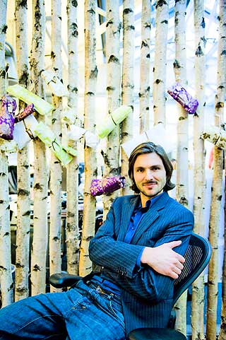 P� designbyr�et: Martin Gran i Scandinavian Design Group foresl�r en million m�ter en bedrift kan oppdatere bildet av julenissen p�.