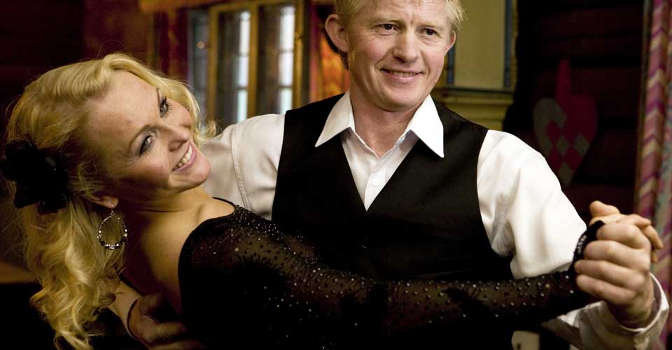 DANSER VIDERE: P�l Anders Ullev�lseter og Gyda Thorsen danset tango for � viste at han er forberedt p� �rets Dakar-rally, som for anledningen g�r i Argentina og Chile.