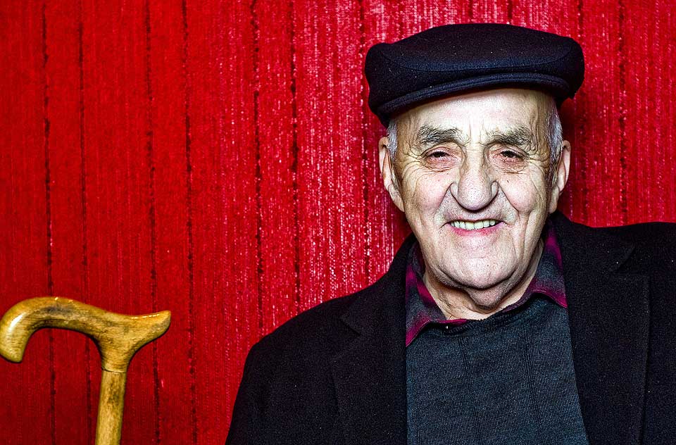 BEKYMRET: Joralf Gjerstad (83), bedre kjent som Sn�samannen, mener det er humbug n�r folk m� betale fem hundre kroner for � bli tatt p�. - Det finnes healere p� markedet som sier de kan helbrede, men vil de bare tjene penger. Kvakksalverloven burde v�rt innf�rt igjen, sier mannen med de varme hendene.