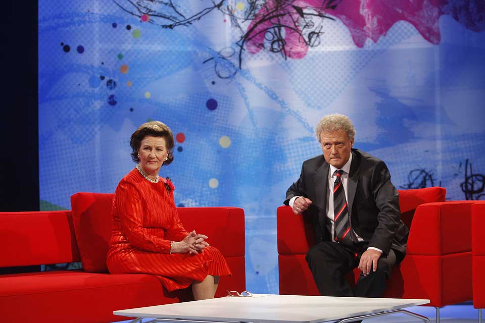 KRITISERES: Terje Tvedts kritikk av TV-aksjonen har skapt mye debatt. Her er dronning Sonja og programleder Dan B�rge Aker� i studio under TV-aksjonen Sammen for barn i 2007.