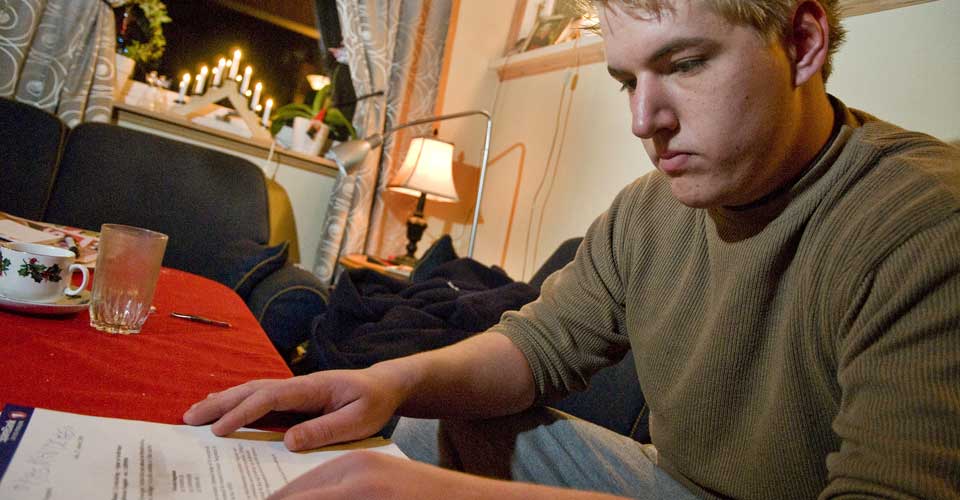 HOLDER IKKE FRA 1. JANUAR:  Ole Martin Andresen Faugstad (18) - barne- og ungdomsarbeider med ADHD - har m�tt veggen hos sitt forsikringsselskap. - Ovennevnte forsikringer er derfor avsluttet. Bakgrunnen for avslaget er opplysninger om at du har ADHD, skriver SpareBank 1 Livsforsikring.  En slik begrunnelse holder ikke n�r den nye Forsikringsavtaleloven trer i kraft fra 1. januar 2009.