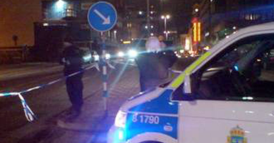  JULEDRAMA:  Kungsgatan utenfor Casino Cosmopol er avsperret i natt etter at to kvinner og en mann ble skutt p� kasinoet like f�r midnatt.