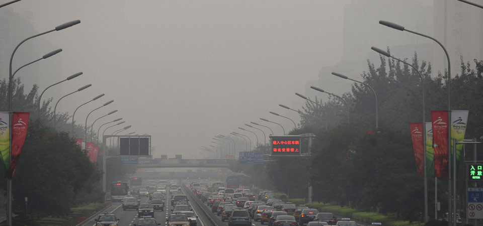  KVELENDE:  Rushtrafikken inn i Beijing en septemerdag i h�st.