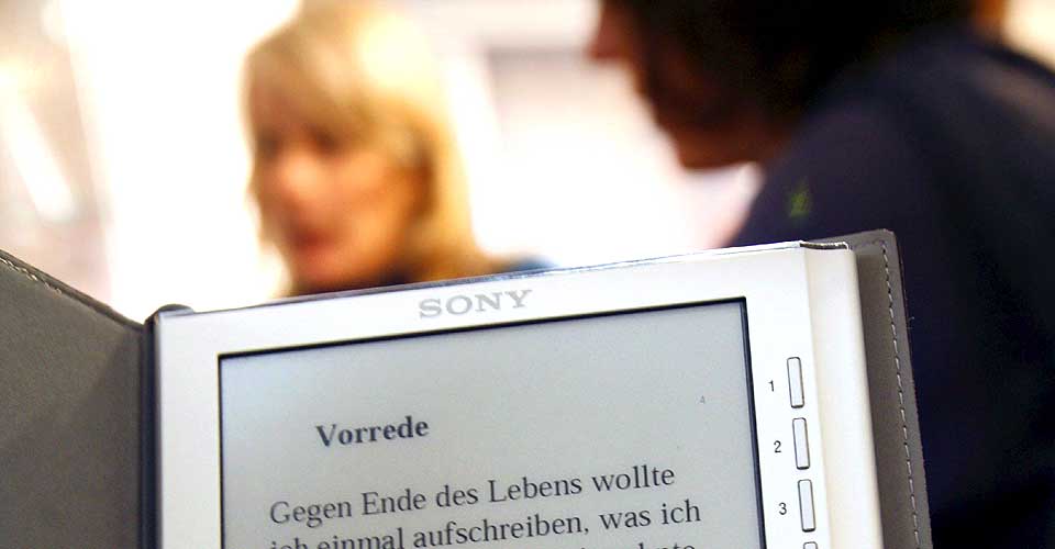 E-BOK: Bjarne L�set i Gyldendal mener det b�r innf�res kopisperrer p� elektroniske b�ker.