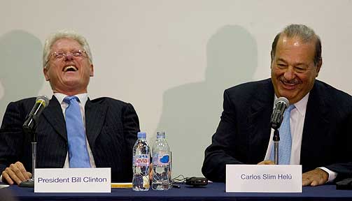 REDNINGSMANNEN: Verdens nest rikeste mann, meksikanske Carlos Slim (t.h.), skal etter sigende v�re mannen som redder Hondas satsning p� formel 1. Her i hyggelig samv�r med USAs tidligere president Bill Clinton.