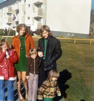 P� B�ler: Med mamma, pappa, storebror Erlend og lillebror Skule. Etter blokkoppvekst ble det feil � bo i villa.