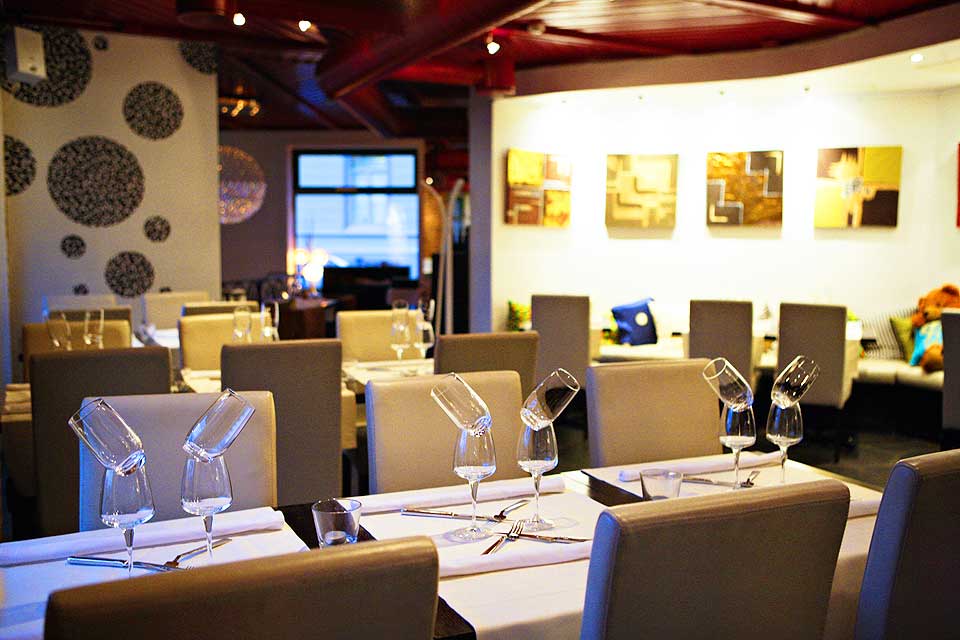 LUNKEN MOTTAKELSE: Etter den halvvarme hovedretten ble desserten en s�t opptur for Robinson og Fredag, da de bes�kte Cosmo Thai Sushi bak Aker Brygge.