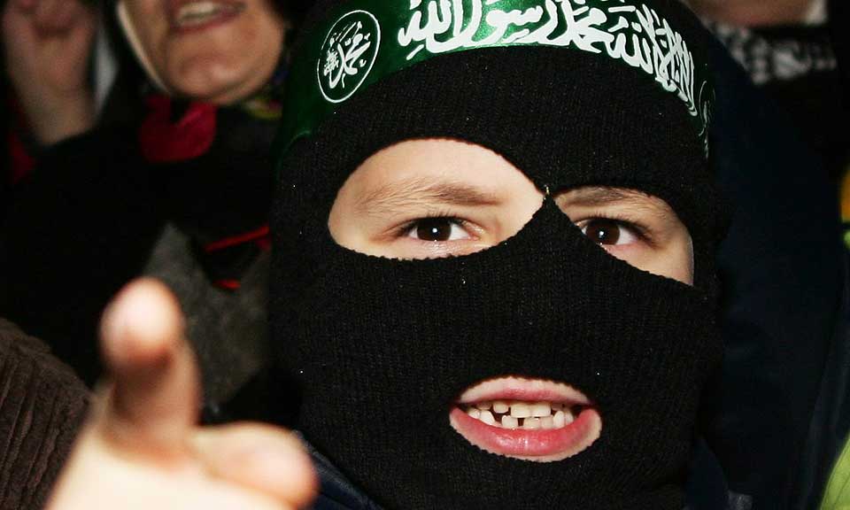 SANKER SYMPATI: En tyrkisk gutt kledd opp i Hamas-effekter, under en st�ttedemonstrasjon i Ankara p� tirsdag.