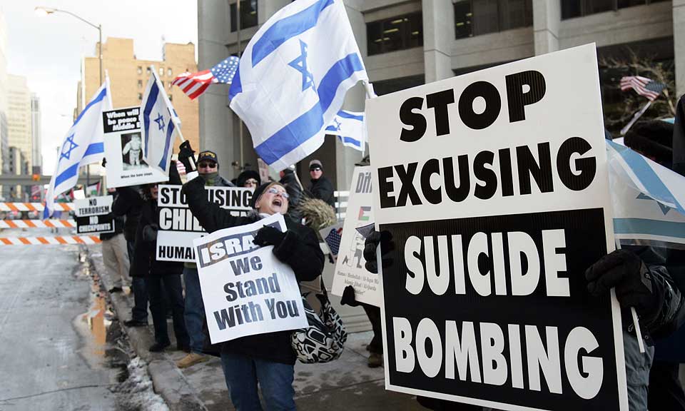 ST�TTEDEMONSTRASJON: Israel-venner roper ut sin st�tte i Detroit.