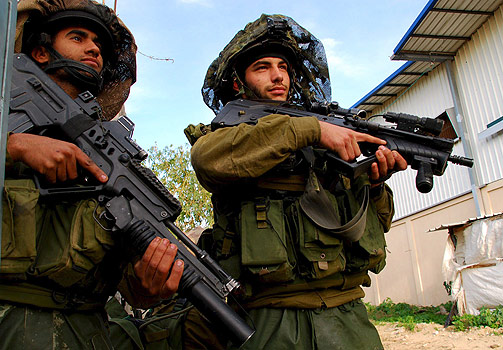  GODKJENT:  Dette bildet med to israelske soldater inne p� Gazastripen, distribuerte det israelske forsvaret selv til internasjonale medier l�rdag. Bildet er tatt ferdag.