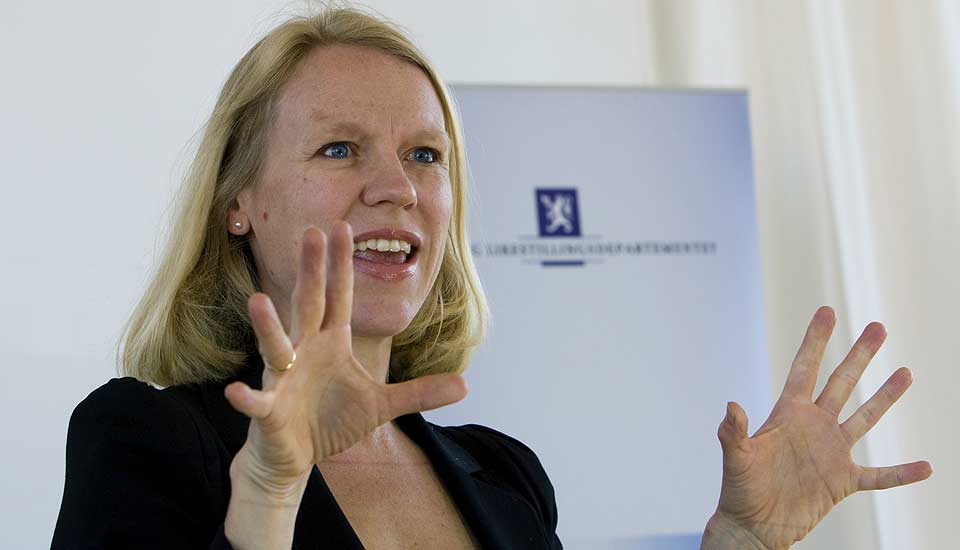 LIKE LANGT: Likestillingsminister Anniken Huitfeldt f�r nye problem. Det er ikke n�dvendig � bytte ut en gammel svakhet, der likestillingspolitikk var �kvinnesak�, med en ny svakhet der likestillingspolitikk er �mannesak�, skriver kronikkforfatteren.
