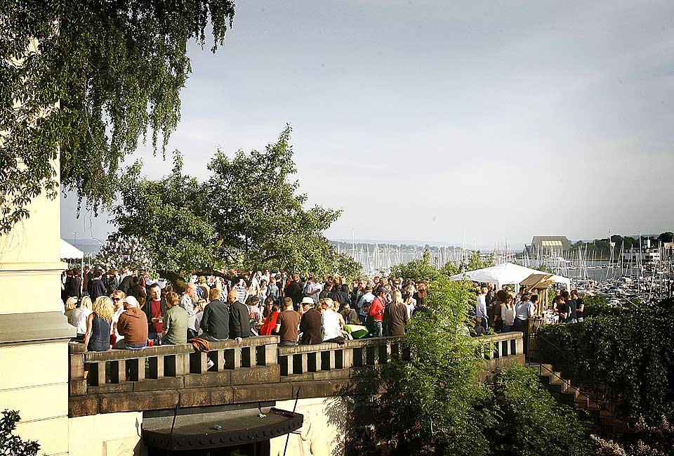 PLATEBRANSJEN: Venstre g�r inn for tyveri, skrev forfatter Erik Fosnes Hansen i et debattinnlegg om fildeling og opphavsrett l�rdag. Unge Venstres leder mener Fosnes Hansens kamp mot et fritt internett er d�mt til � mislykkes. Bildet er fra plateselskapet Universals sommerfest.