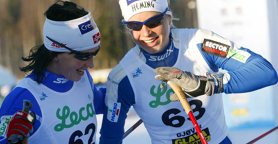 IMPONERT: Marit Bj�rgen (t.v.) lot seg imponere av Astrid Uhrenholdt Jacobsen som slo henne med over halvminuttet p� 10-kilometeren i NM i dag.