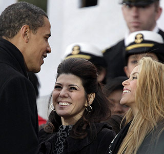  HILSTE:  Barack Obama hilser p� skuespiller Marisa Tomei og artisten Shakira.