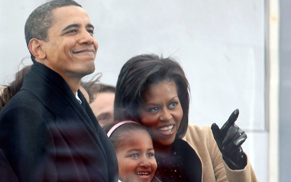  P� KONSERT:  Barack Obama, fru Michelle og yngstedatter Sasha koste seg med stjernene p� scenen i Washington D.C.