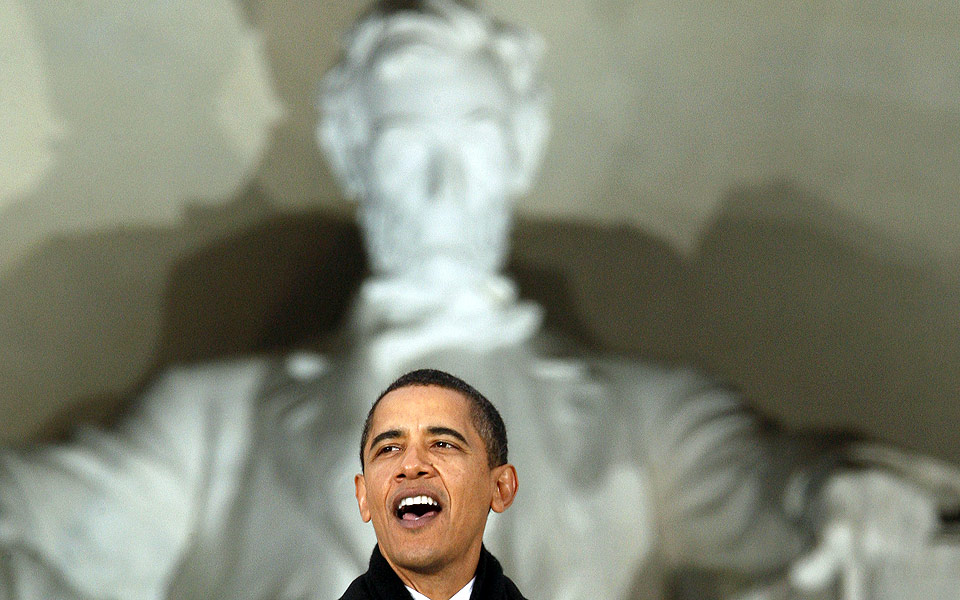  DEN GAMLE OG DEN NYE:  Barack Obama i Washington D.C. s�ndag foran statuen av Abraham Lincoln.