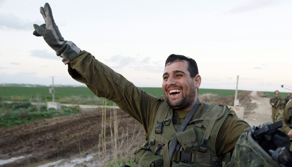  SEIERHERRE 1:  En israelsk soldat viser v-tegnet under hjemkomsten fra Gaza.