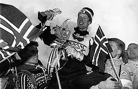 FØRSTE SEIER: Bjørn Dæhlie på gullstoll etter sin første verdenscupseier i Salt Lake City den 10. desember 1989.