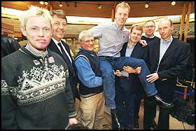 MENNENE BAK: D�hlies trenere fra junioralderen og fram til i dag var samlet i g�r. Fra venstre P�l Gunnar Mikkelsplass, Terje Bogen, �ke J�nsson Bj�rn D�hlie, Erik R�ste, Inge Br�ten og Viggo Aaberg.