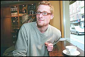 STÅR FRAM: - Ingen visste at jeg er homofil. Men selv om homohetsen ikke var rettet mot meg personlig, følte jeg meg trakassert, sier Thomas Berling. Nå har unggutten gjort comeback i Drøbak/Frogn.
