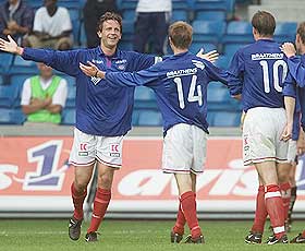 JUBLER SAMMEN: Petter Belsvik feirer scoring mens Kjetil Rekdal (nr. 10) er p� vei bort for � gratulere.