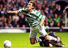 DEN FATALE FEILEN: Janne Saarinen feller Celtics Stilian Petrov. Det p�f�lgende frisparket gir skottene 1-0 og seier over RBK.