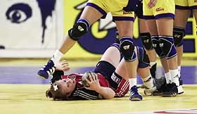 NEDE FOR TELLING: Her taper Norge og Karoline Dyhre Breivang for Romania i EM i desember. N� m� landslaget klare seg uten henne i VM.